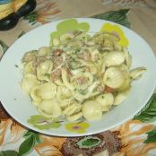 Orecchiette con salsiccia zucchine e rucola