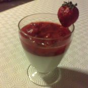 Panna cotta con fragole in coppa