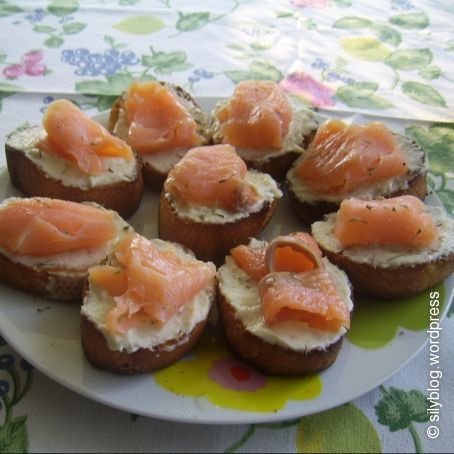 CROSTINI DI MASCARPONE E SALMONE