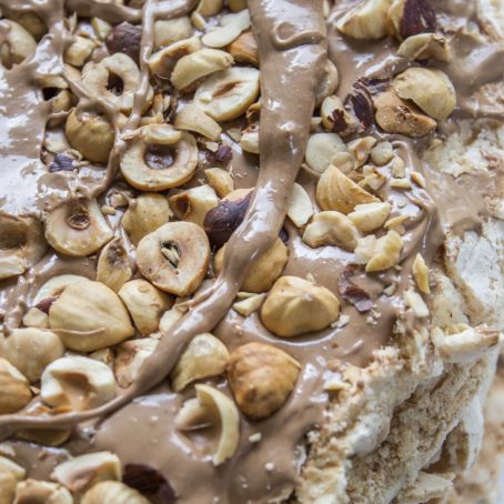 Torta alle nocciole e pralinato al cioccolato