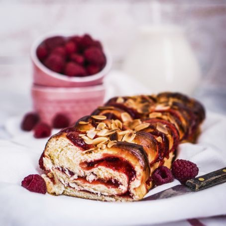 Pan brioche alla confettura di lamponi