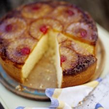 Torta all'ananas con gherigli di noce