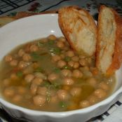 Zuppa di ceci con patate, piselli e carote