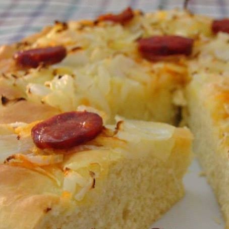 Focaccia morbida con cipolla e salsiccia piccante