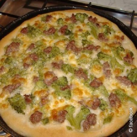 Pizza bianca con broccoli e salsiccia