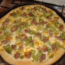 Pizza bianca con broccoli e salsiccia