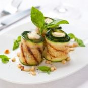 Rotolini di zucchine con formaggio e pinoli