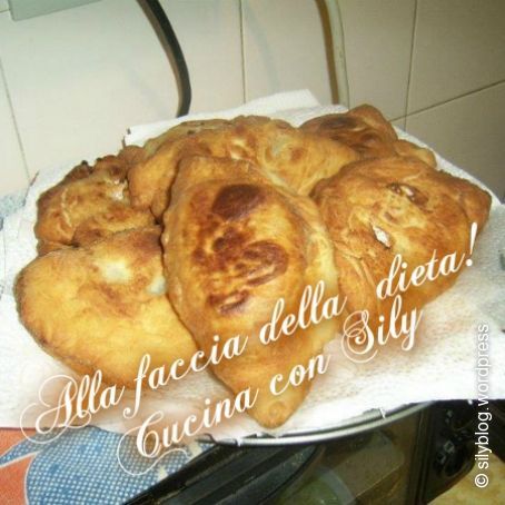 PANZEROTTI CON SALSICCIA E RICOTTA