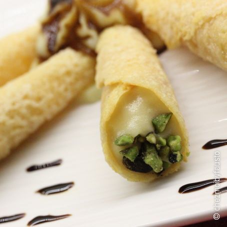 Cornucopie di grana padano con crema di patate all'aceto balsamico e granella di pistacchi