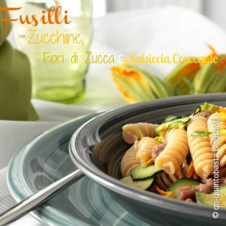 Fusilli integrali con sugo di zucchine, fiori di zucca e salsiccia croccante