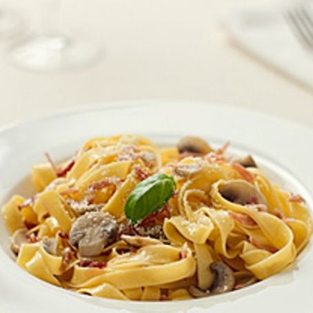 FETTUCCINE CON FUNGHI E PROSCIUTTO DI PARMA