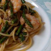 Spaghetti con asparagi selvatici e gamberi