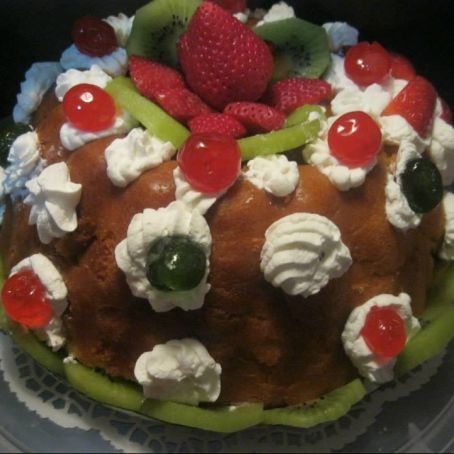 Babà napoletano con frutta fresca