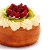 BABÀ CON PANNA E FRUTTA FRESCA