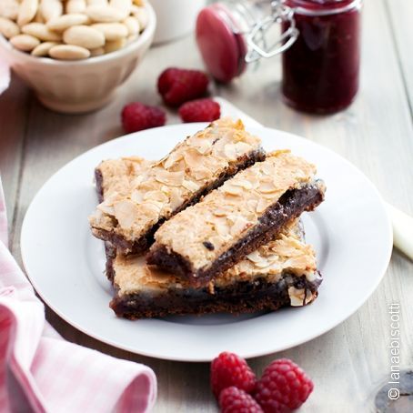 Barrette al cioccolato con confettura al lampone e pasta di mandorle