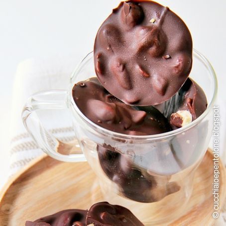 Dischetti al cioccolato fondente e arachidi salate