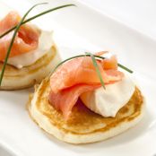 Blinis al formaggio fresco e salmone