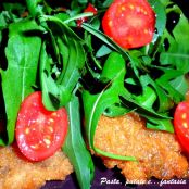 Cotoletta di funghi con rucola, datterini e glassa all'aceto balsamico