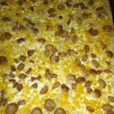 Pizza con mais, wurstel e panna