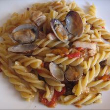Pasta con peperoni rossi e vongole veraci