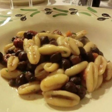 Cavatelli con ceci neri e cardoncelli