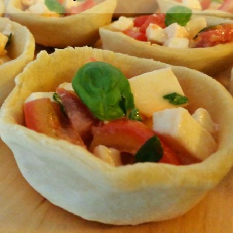 Cestini di frolla salata con pomodori e mozzarella