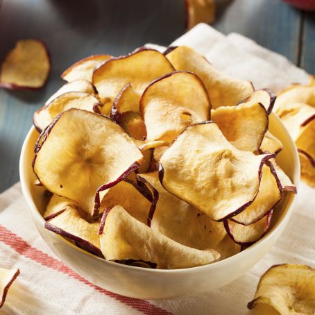 Chips di mela croccanti e profumate, ideali per uno spuntino leggero e saziante !
