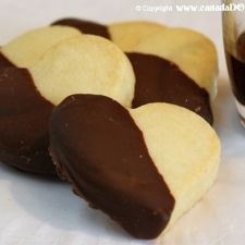 Biscotti bagnati nel cioccolato