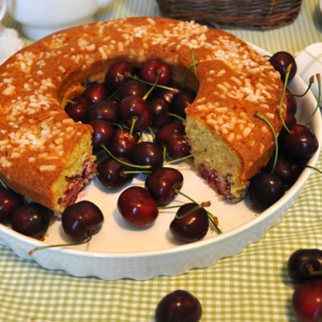 Ciambella morbida alle ciliegie e cioccolato bianco