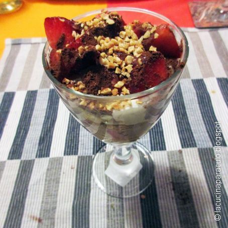 Bicchiere di fragole, biscotti sbriciolati e crema di ricotta e mascarpone