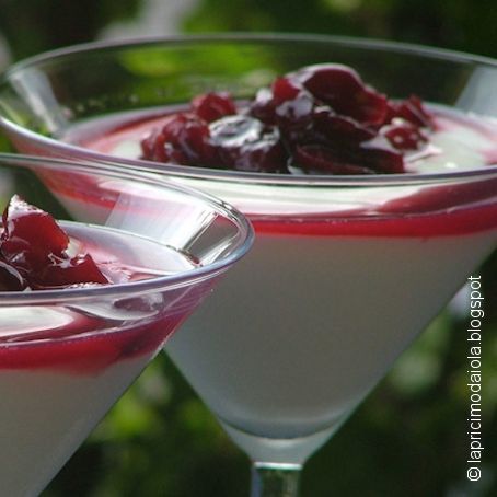 Crema di yogurt con ciliegie sciroppate