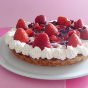 Crostata di mandorle con frutti rossi e panna