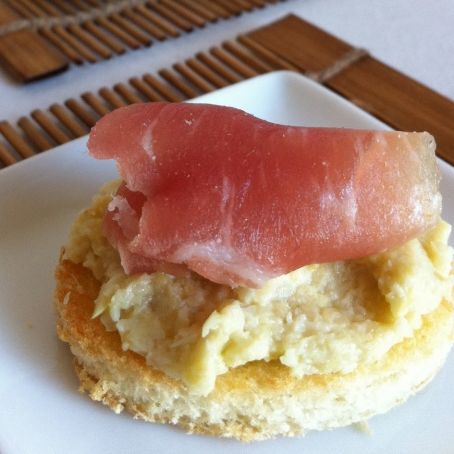 Crostini
con crema di carciofi e prosciutto crudo