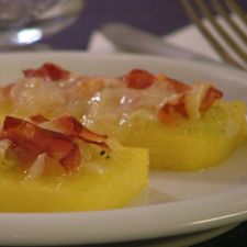 Crostini rustici di polenta allo speck, salsiccia e fontina.