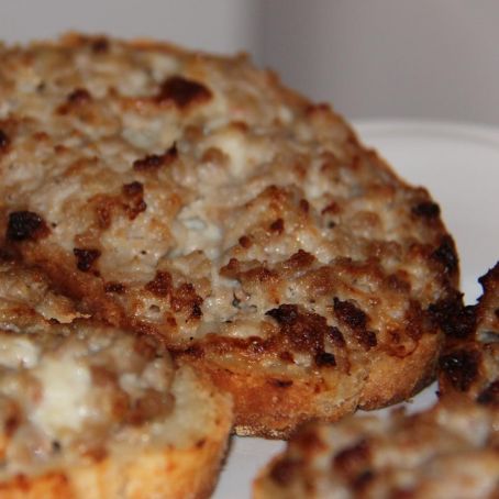 Crostoni salsiccia e stracchino