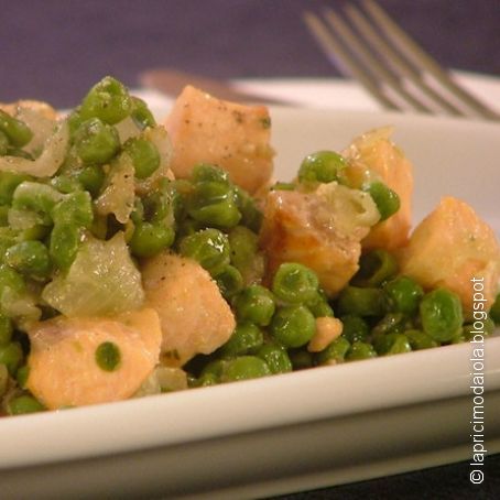 Cubetti di salmone e piselli in padella