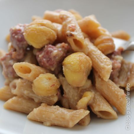 Pasta al sugo di castagne e salsiccia