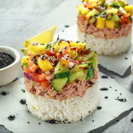 Deliziosa torretta estiva di tonno e crudités