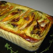 Torta salata nuda con fiori