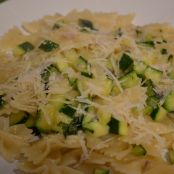 Farfalle alla ricotta, menta e zucchine