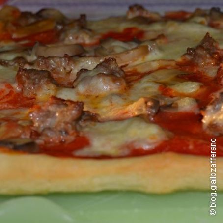 Pizza funghi e salsiccia