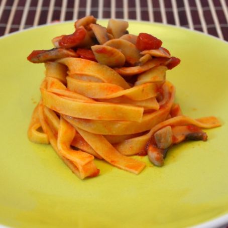 Fettuccine ai funghi prosciutto e pomodorini