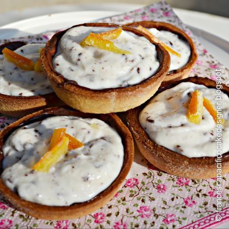 Tartellette alla nocciola con crema alla ricotta, cioccolato e scorzette d'arancia