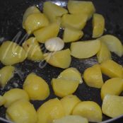 Raviolone di patate e pecorino con tuorlo fondente e salsina di pomodoro fresco - Tappa 3