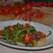 Bocconcini mediterranei con pomodorini e rucola