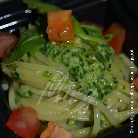 Spaghetti con pesto di rucola e mandorle con cubetti di pomodoro