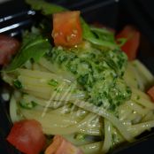 Spaghetti con pesto di rucola e mandorle con cubetti di pomodoro