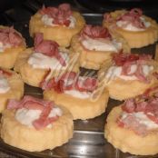 Vol-au-vent di polenta con crema di  gorgonzola e speck croccante