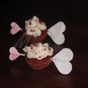 Red velvet cupido cupcakes con frosting al cioccolato bianco