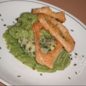 Tortino di polenta verde con crema di piselli e anelli di cipolla fritti